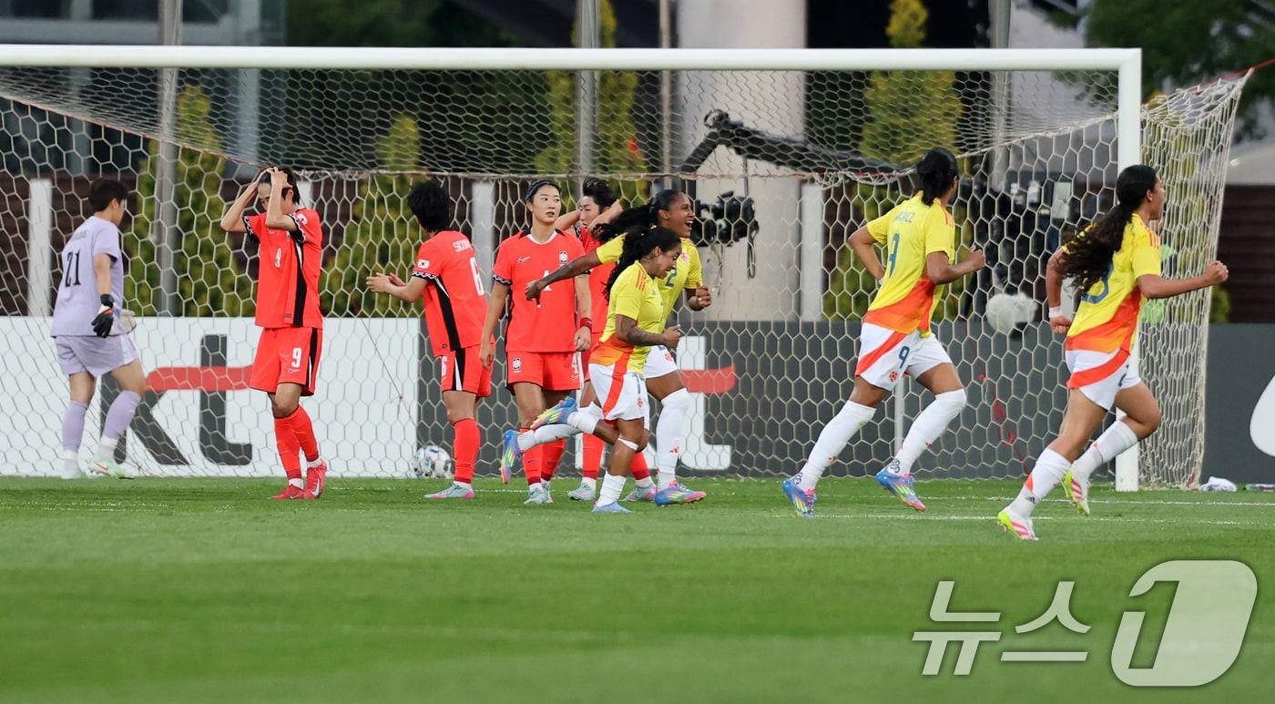 30일 오후 인천시 남동구 남동아시아드럭비경기장에서 열린 쿠팡플레이 초청 여자축구 국가대표팀 친선경기 대한민국과 콜롬비아의 경기에서 콜롬비아 카탈리나 우스메에게 실점한 대한민국 선수들이 아쉬워하고 있다. 2025.5.30/뉴스1 ⓒ News1 이승배 기자