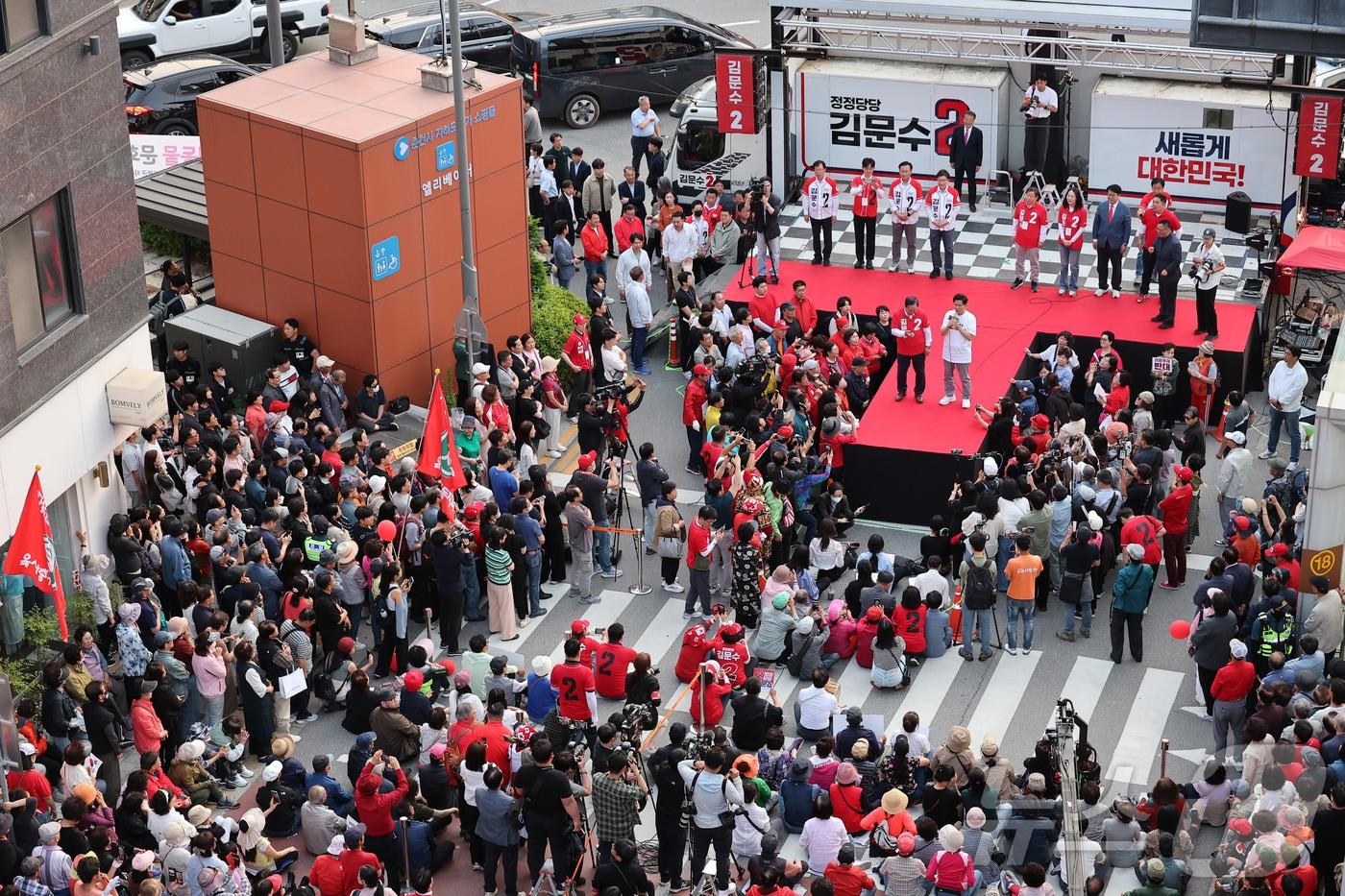 김문수 국민의힘 대통령 후보가 30일 강원 춘천시청 인근에서 유세를 하고 있다. (공동취재) 2025.5.30/뉴스1 ⓒ News1 김민지 기자