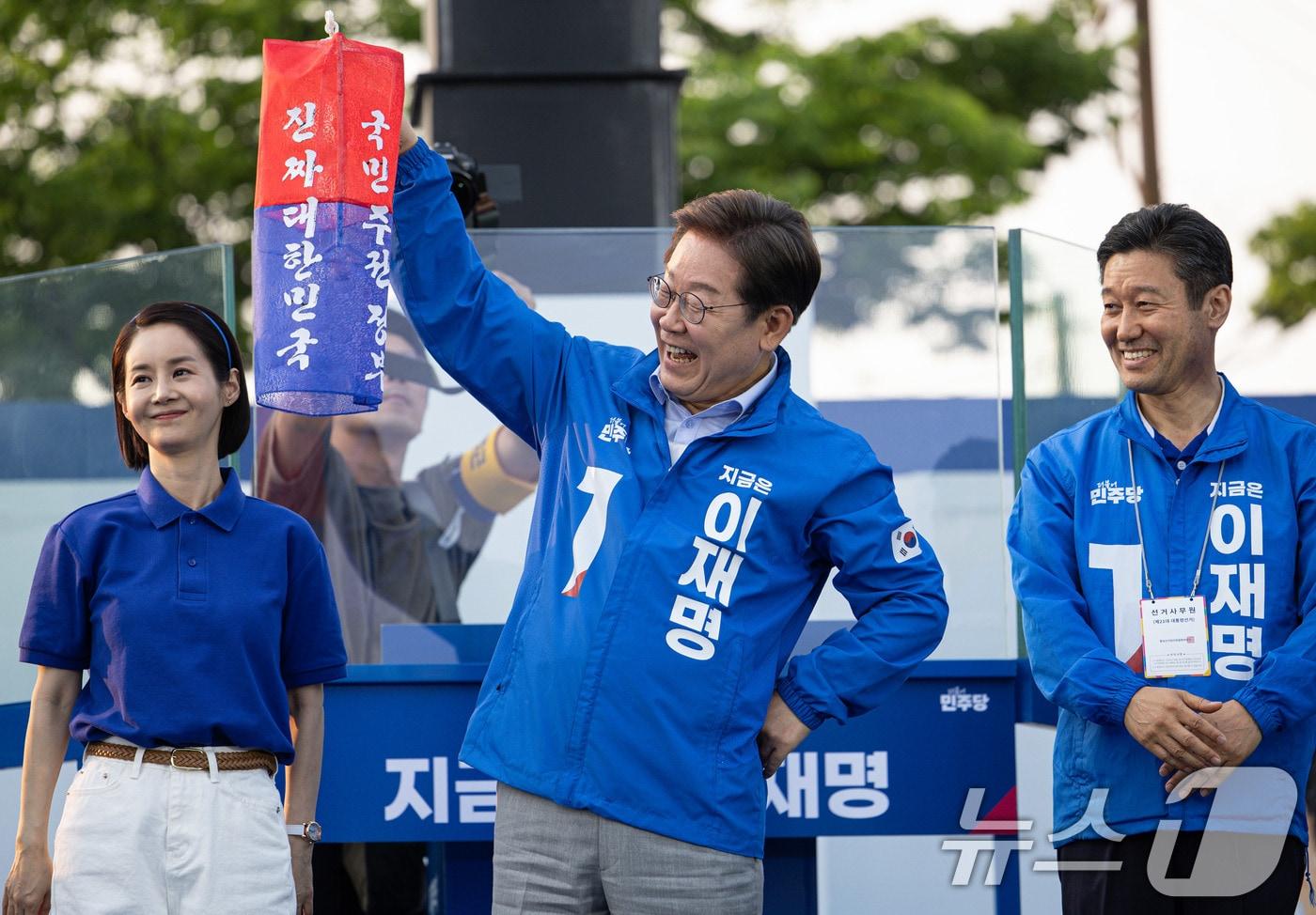 이재명 더불어민주당 대통령 후보가 30일 오후 충북 충주시 충주체육관 시계탑광장에서 청사초롱을 들고 포즈를 취하고 있다. 2025.5.30/뉴스1 ⓒ News1 이재명 기자