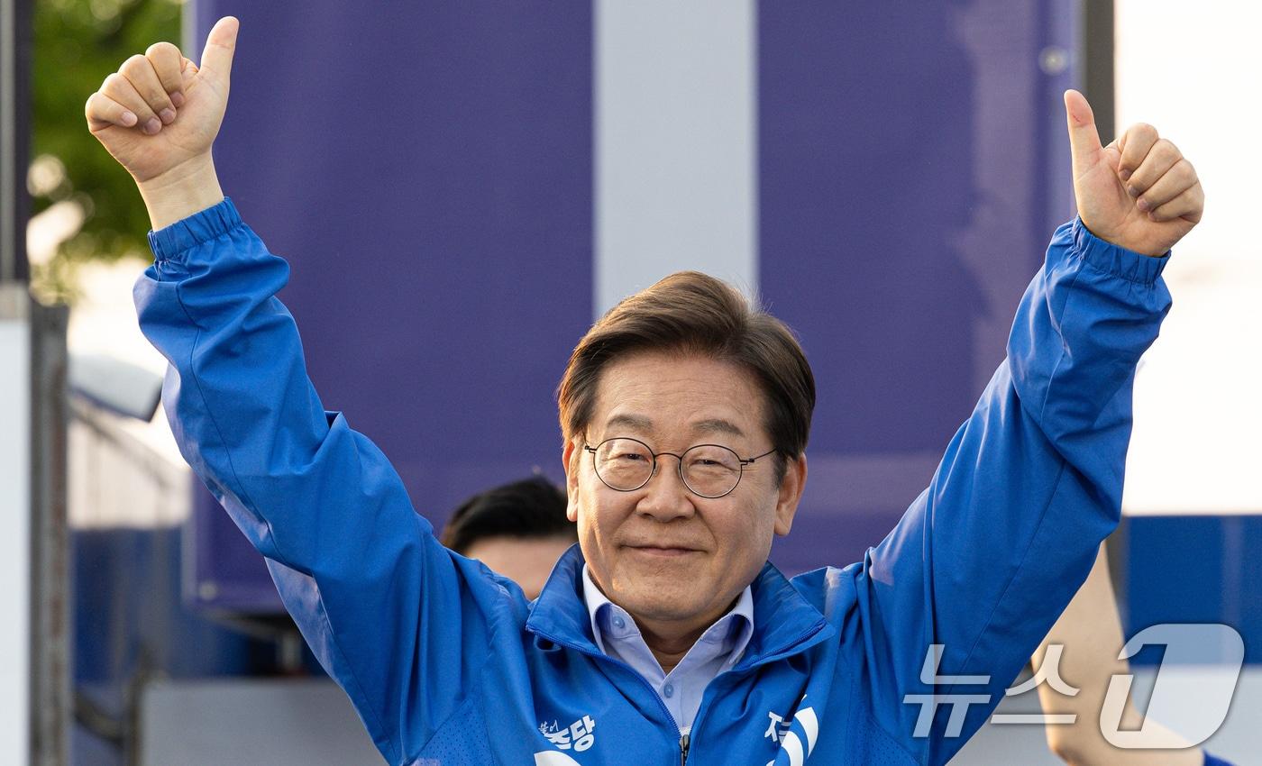 이재명 더불어민주당 대통령 후보가 30일 오후 충북 충주시 충주체육관 시계탑광장에서 시민들에게 인사하고 있다. 2025.5.30/뉴스1 ⓒ News1 이재명 기자