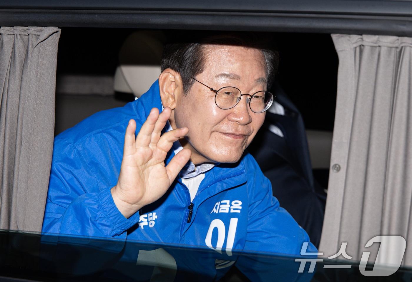 이재명 더불어민주당 대통령 후보가 30일 오후 충북 충주시 충주체육관 시계탑광장에서 열린 유세를 마친 후 차량에 탑승해 시민들에게 인사하고 있다. 2025.5.30/뉴스1 ⓒ News1 이재명 기자