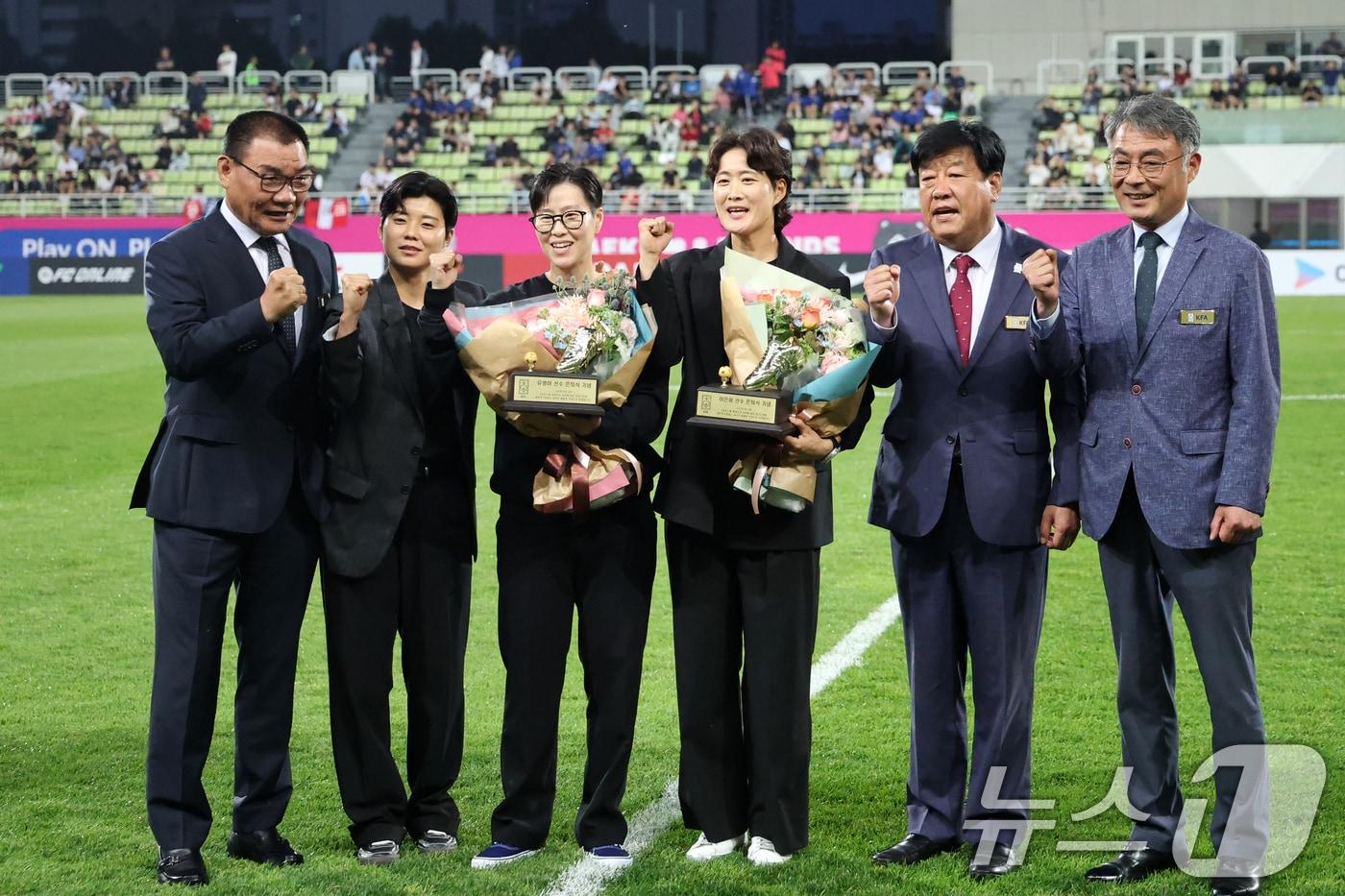 30일 오후 인천시 남동구 남동아시아드럭비경기장에서 열린 쿠팡플레이 초청 여자축구 국가대표팀 친선경기 대한민국과 콜롬비아의 경기, 하프타임 때 전 국가대표 유영아·이은미의 은퇴식이 진행되고 있다. 2025.5.30/뉴스1 ⓒ News1 이승배 기자