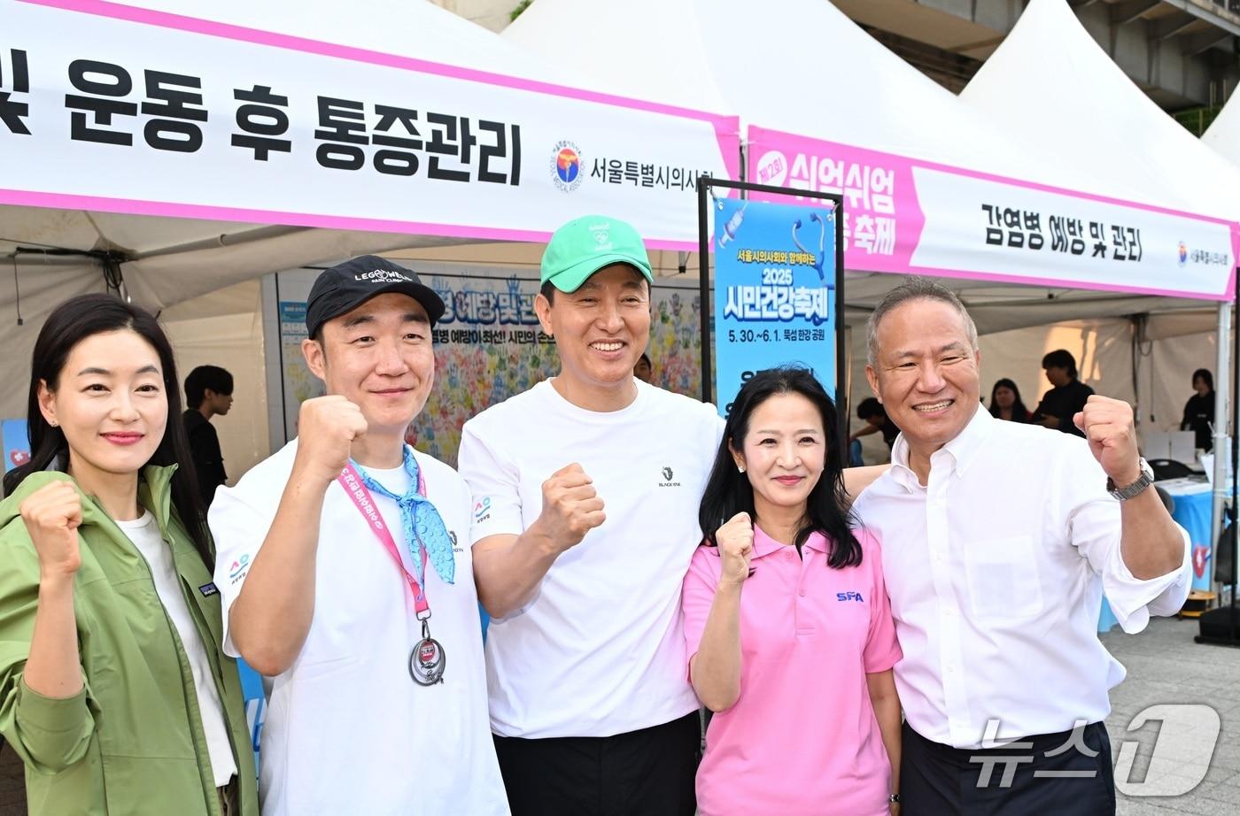 30일 &#39;제2회 쉬엄쉬엄 한강 3종 축제&#39; 개막식에 앞서 오세훈 서울시장이 부대행사 부스를 둘러보고 행사 참가자들과 기념촬영을 하고 있다.&#40;서울시 제공&#41;