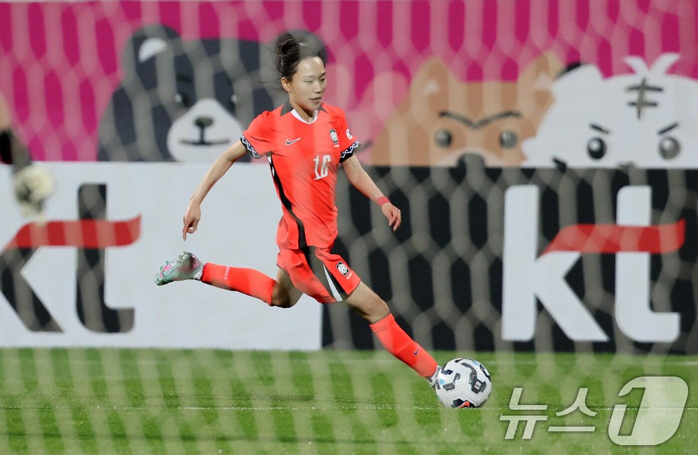 30일 오후 인천시 남동구 남동아시아드럭비경기장에서 열린 쿠팡플레이 초청 여자축구 국가대표팀 친선경기 대한민국과 콜롬비아의 경기에서 대한민국 장슬기가 돌파하고 있다. 2025.5.30/뉴스1 ⓒ News1 이승배 기자