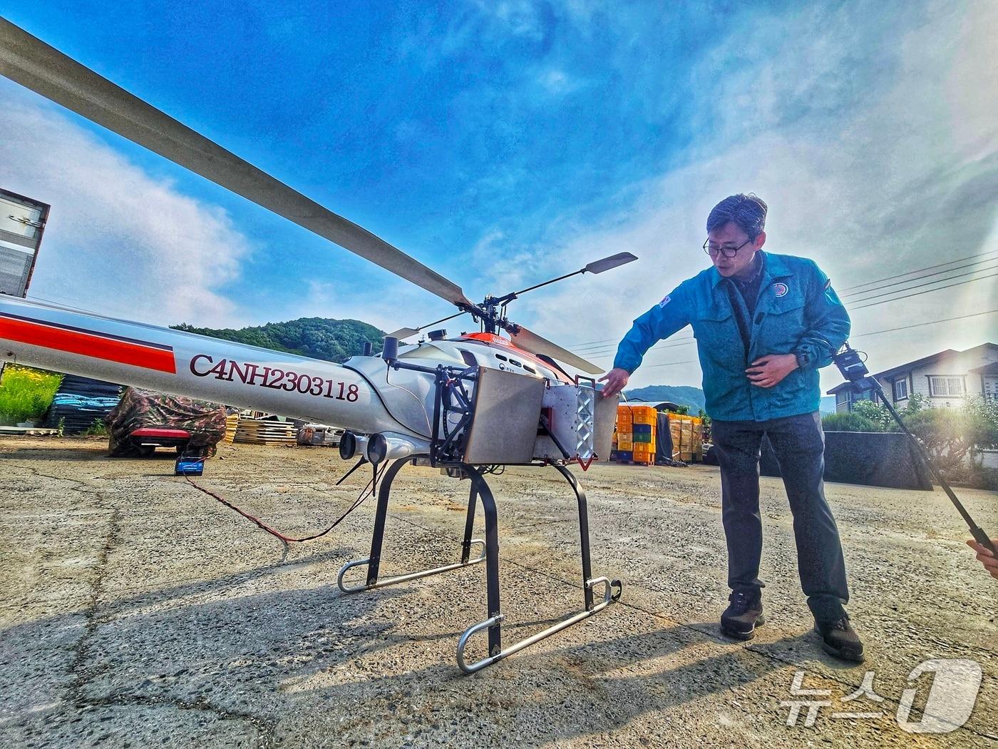 본문 이미지 - 지난달 29일, 충남 공주에서 환경부 관계자가 무인 헬리콥터 기반 영상레이더&#40;SAR&#41; 시스템을 소개하고 있다. 무인헬기 SAR은 이날 언론에 처음 공개됐다. ⓒ 뉴스1 황덕현 기자