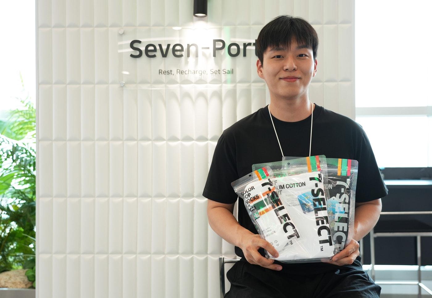 이서훈 세븐일레븐 세븐콜렉트팀 패션 담당 MD가 의류 PB 상품을 소개하고 있다&#40;세븐일레븐 제공&#41;.