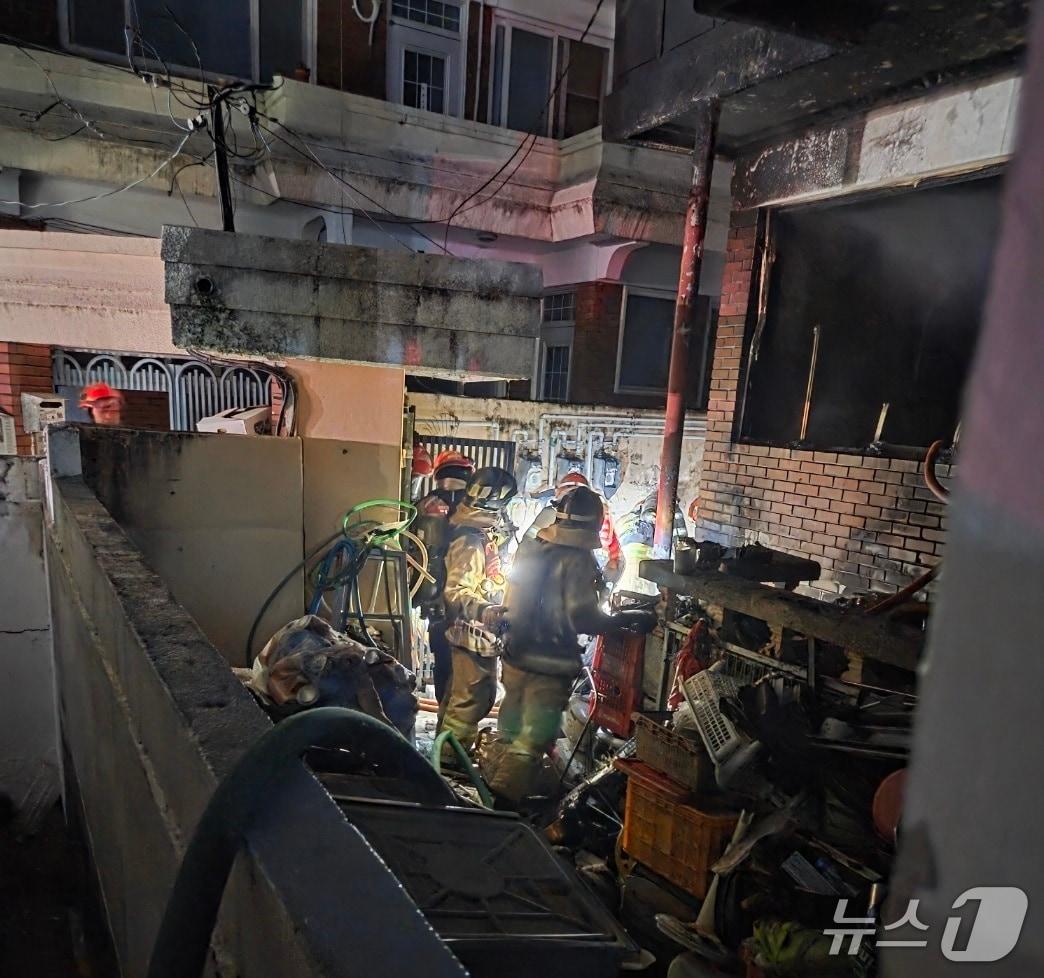 본문 이미지 - 30일 오후 11시25분쯤 경남 진주시 신안동 단독주택에서 불이 났다. 사진은 화재 현장 모습(독자제공. 재판매 및 DB금지)