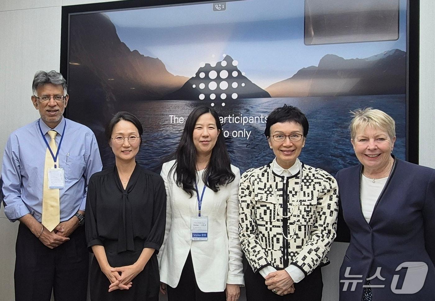 27일 홍콩에서 열린 신한금융의 투자설명회에서 아마르 길 ACGA 사무총장(왼쪽부터), 박유경 APG자산운용 EM주식부문장, 윤재원 신한금융지주 이사회 의장, 카 시 리우 홍콩신탁이사회협회장, 프루 베넷 브런즈윅그룹 파트너가 기념촬영을 하고 있다.(신한금융 제공)