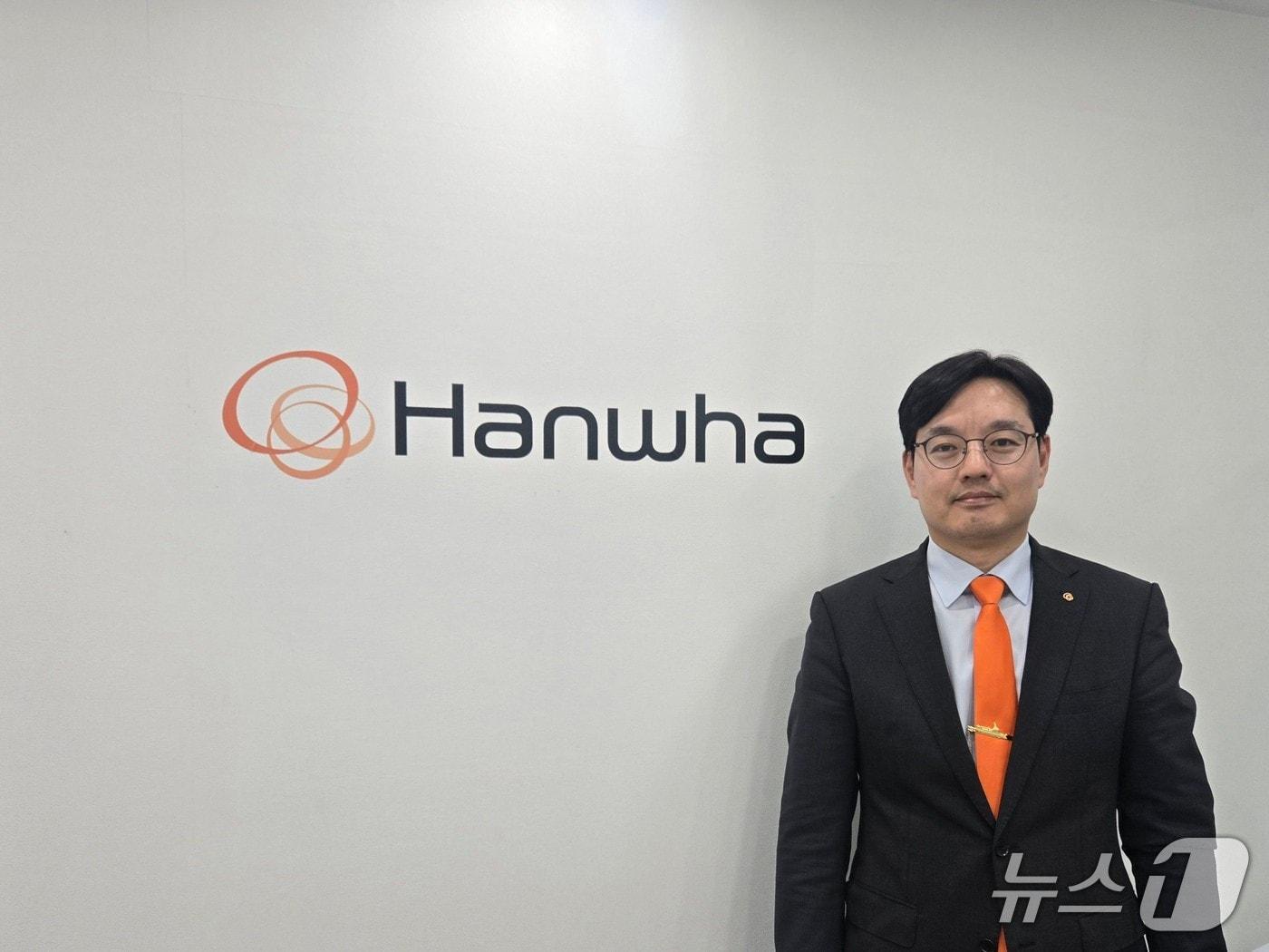 본문 이미지 - 조명섭 한화시스템 해양사업부장 상무가 29일 부산 벡스코에서 뉴스1과 인터뷰 이후 기념사진을 촬영한 모습. 조 상무는 전날 이곳에서 개막한 제14회 국제해양방위산업전&#40;MADEX·마덱스&#41;에서 한화시스템이 처음으로 공개한 전투용 무인수상정에 대해 소개했다. 2025.05.29/뉴스1 김성식 기자