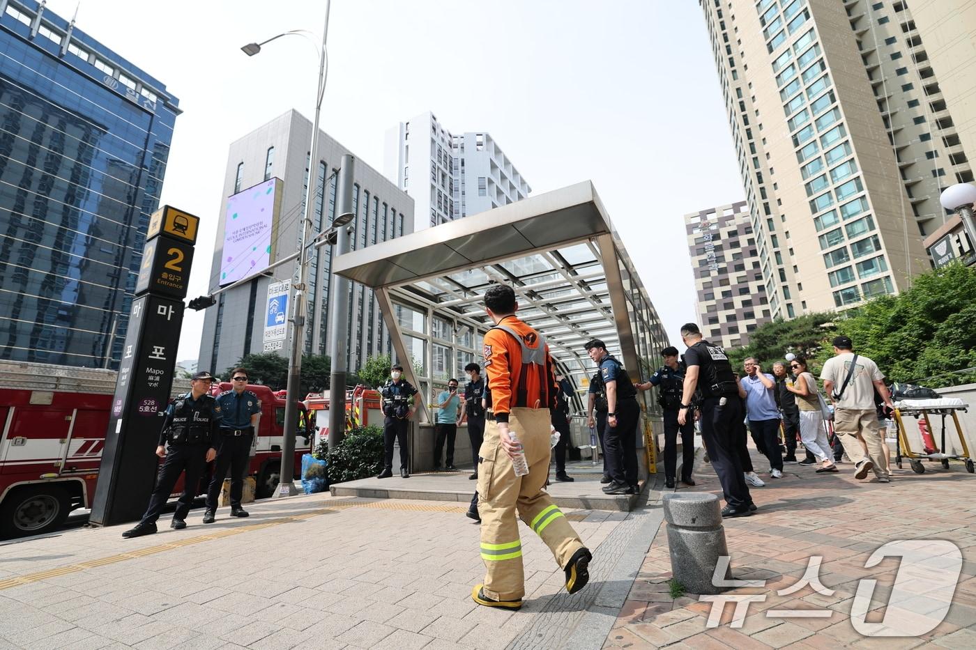 31일 오전 방화로 추정되는 화재가 발생한 서울 지하철 5호선 마포역에서 경찰이 역사 출입을 통제하고 있다. 2025.5.31/뉴스1 ⓒ News1 오대일 기자