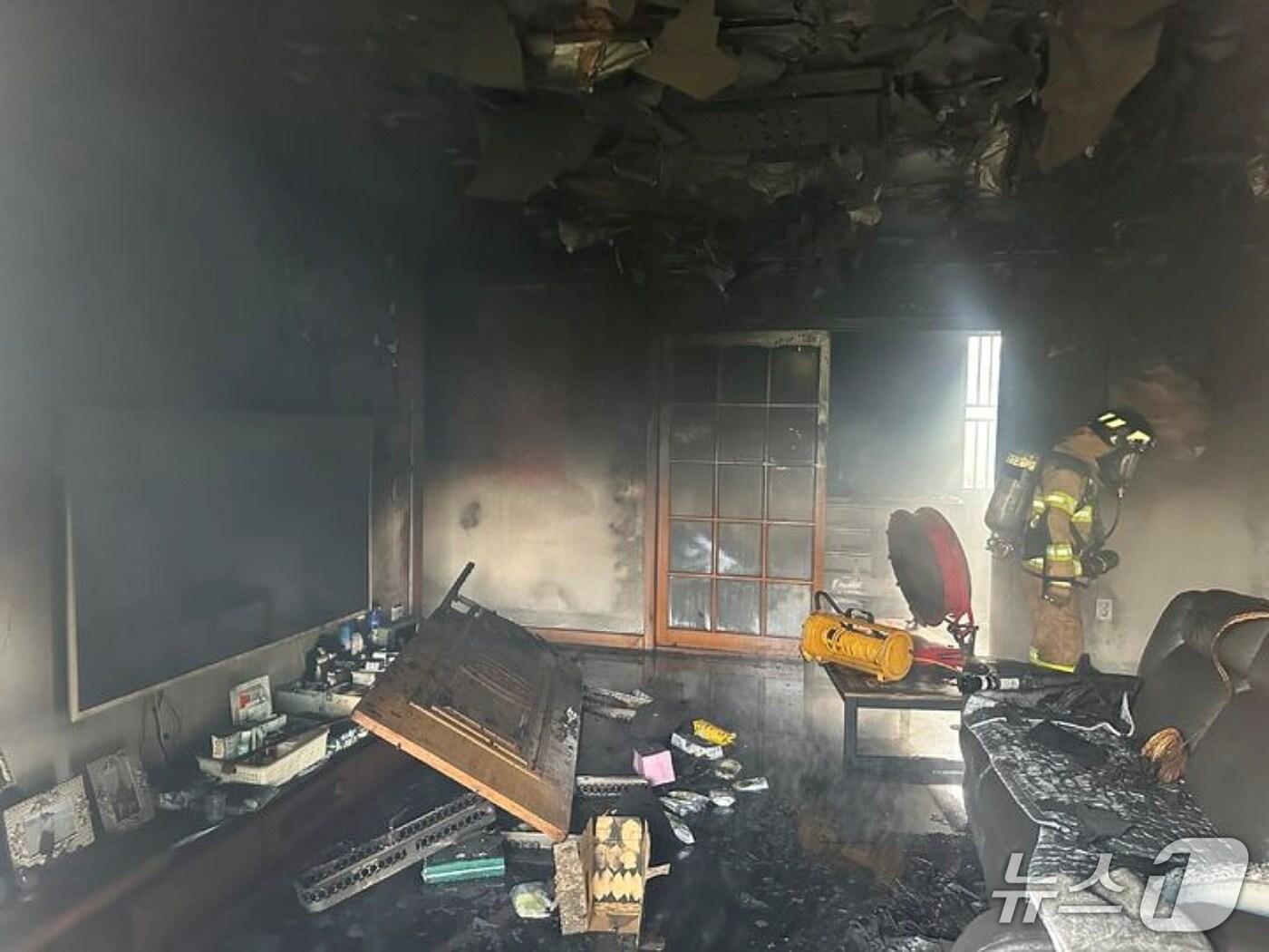 본문 이미지 - 충북 보은 주택화재 현장.(보은소방서 제공, 재판매 및 DB금지)/뉴스1
