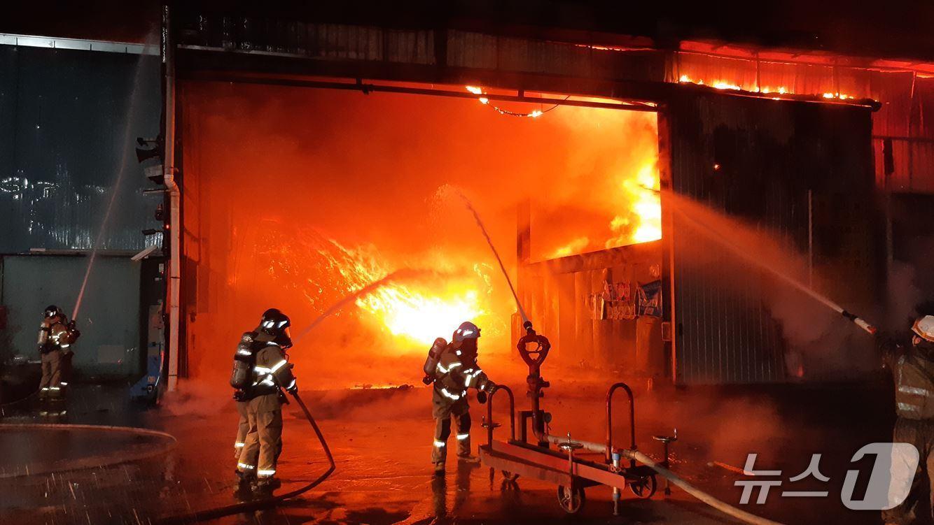 본문 이미지 - 30일 오후 11시41분쯤 경북 영천시 도남동에 있는 폐기물재활용 공장에서 원인 모를 불이 나 소방대원들이 진화하고 있다.(경북소방본부 제공)