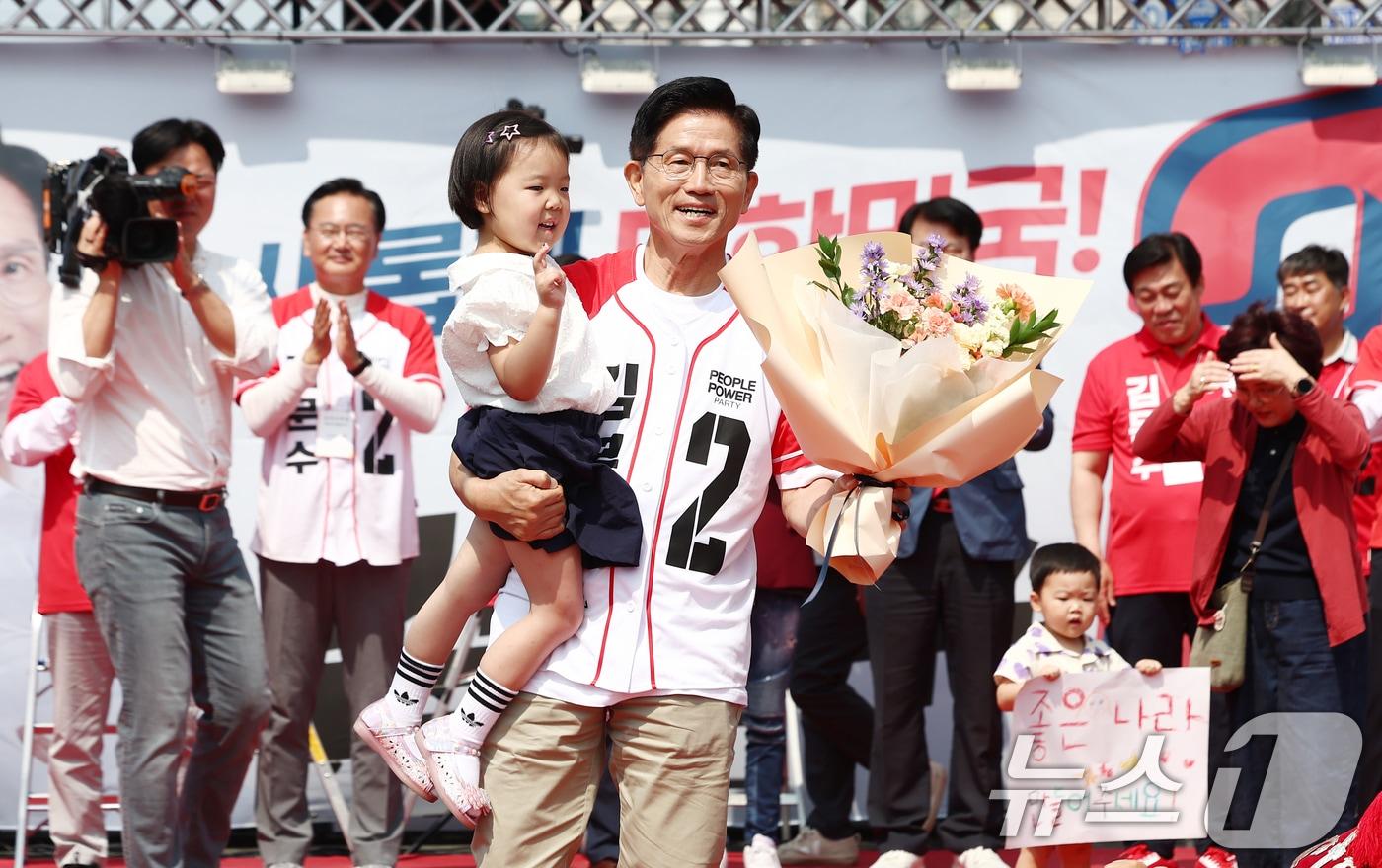 김문수 국민의힘 대통령 후보가 31일 오전 강원 홍천군 꽃뫼공원에서 유세 중 어린이들과 사진을 찍고 있다. 2025.5.31/뉴스1 ⓒ News1 김민지 기자