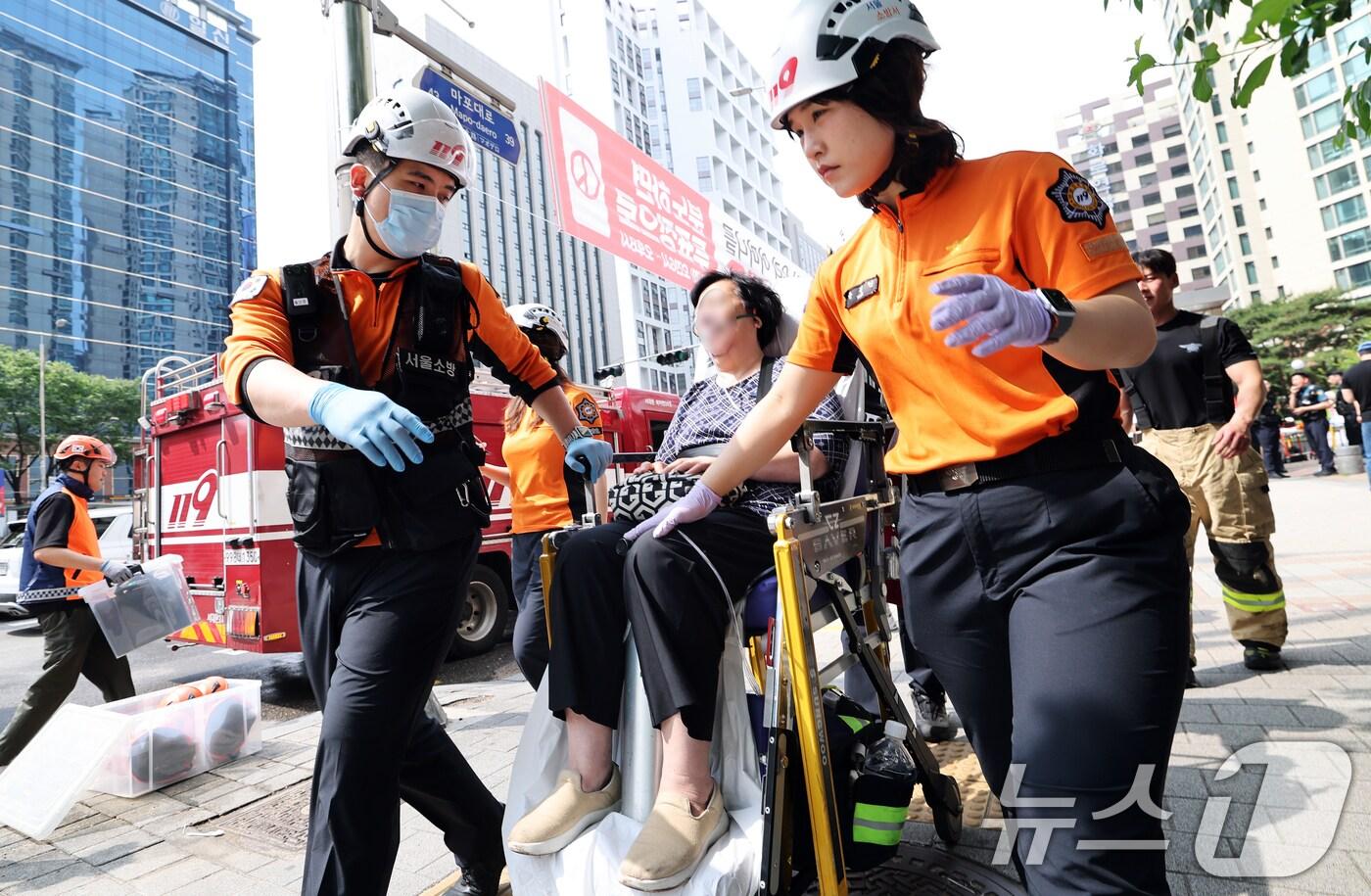 31일 오전 방화로 추정되는 화재가 발생한 서울 지하철 5호선 마포역에서 구급대원들이 환자를 긴급 이송하고 있다. 2025.5.31/뉴스1 ⓒ News1 오대일 기자