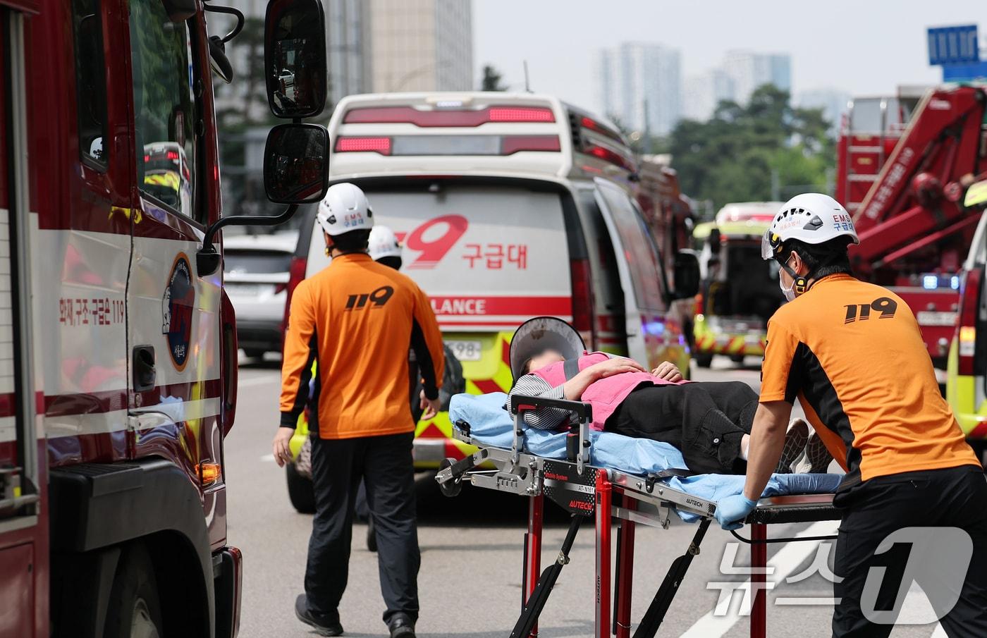 31일 오전 방화로 추정되는 화재가 발생한 서울 지하철 5호선 마포역에서 구급대원들이 환자를 긴급 이송하고 있다. 2025.5.31/뉴스1 ⓒ News1 오대일 기자
