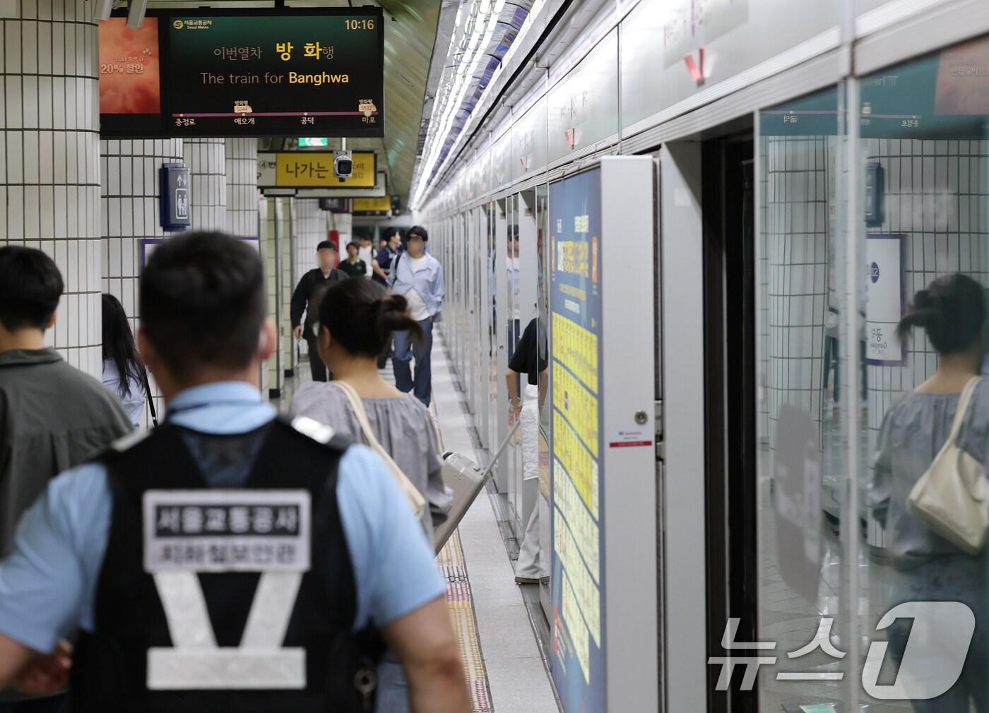 본문 이미지 - 31일 오전 방화로 추정되는 화재가 발생한 서울 지하철 5호선 마포역에서 화재 복구가 완료돼 열차가 정상 운행하고 있다. 2025.5.31/뉴스1 ⓒ News1 오대일 기자