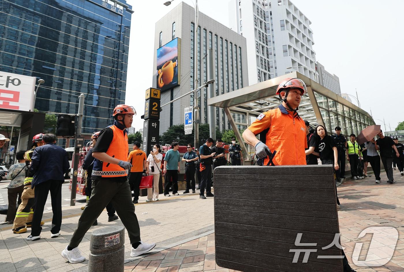 31일 오전 방화로 추정되는 화재가 발생한 서울 지하철 5호선 마포역이 출입 통제되고 있다. 소방 당국과 서울교통공사에 따르면 31일 오전 8시 45분쯤 서울지하철 여의나루역과 마포역 사이를 지나는 열차에서 방화로 추정되는 불이 났다. 현재 화재는 진화돼 전구간 열차 운행이 재개됐다. 2025.5.31/뉴스1 ⓒ News1 오대일 기자