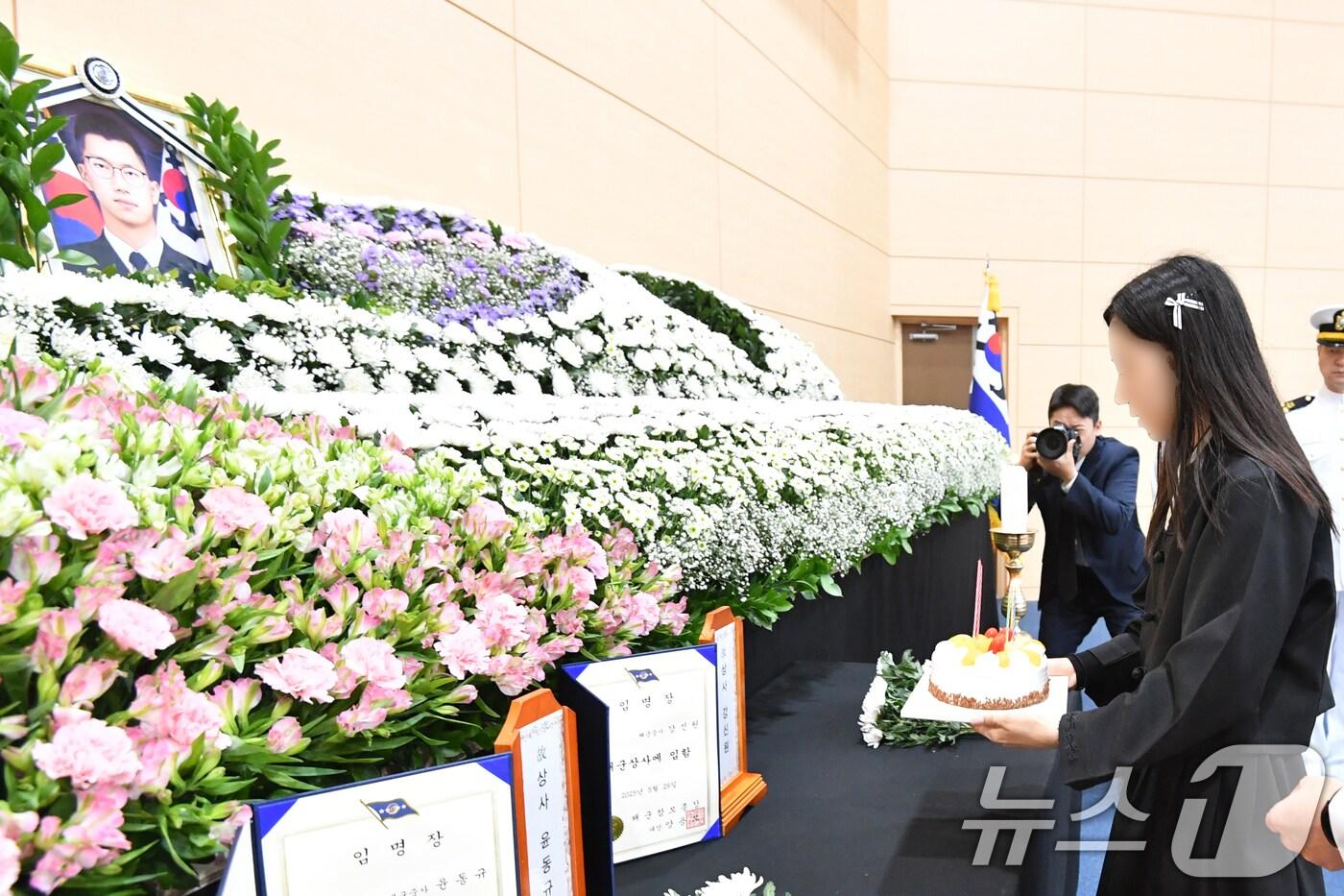 31일 오전 경북 포항시 남구 해군항공사령부 내 금익관에 마련된 해상초계기 추락 순직자 합동분향소에서 고 강신원 상사의 여동생이 오빠 영정에 생일 케이크를 올리고 있다. 고 강 상사는 오늘이 음력 생일이다. 2025.5.31/뉴스1 ⓒ News1 최창호 기자