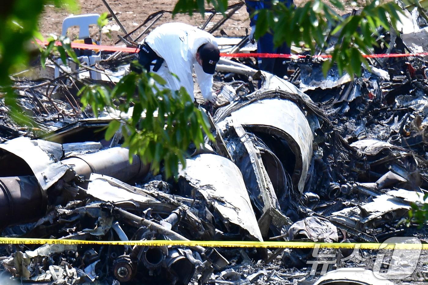해군 해상초계기 추락 사고 사흘째인 31일 오전 경북 포항시 남구 동해면 추락 현장에서 군 관계자들이 현장 조사를 진행하고 있다. 2025.5.31/뉴스1 ⓒ News1 최창호 기자