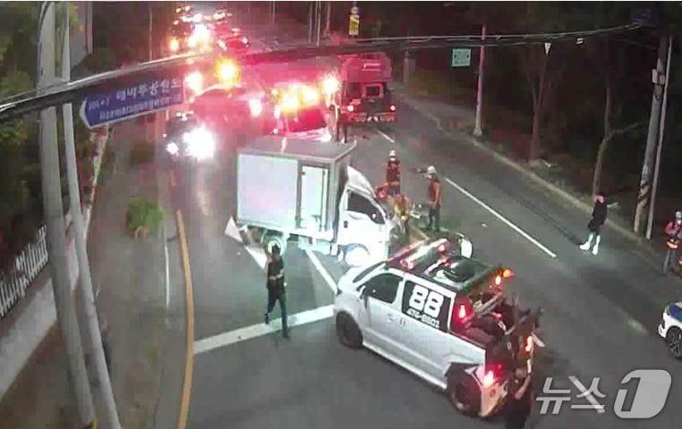 본문 이미지 - 30일 오후 8시30분쯤 경북 구미시 구포동 한 삼거리에서 크레인과 1톤 탑차가 충돌해 관계 당국이 수습 중이다.(경북소방본부 제공.재판매 및 DB 금지)
