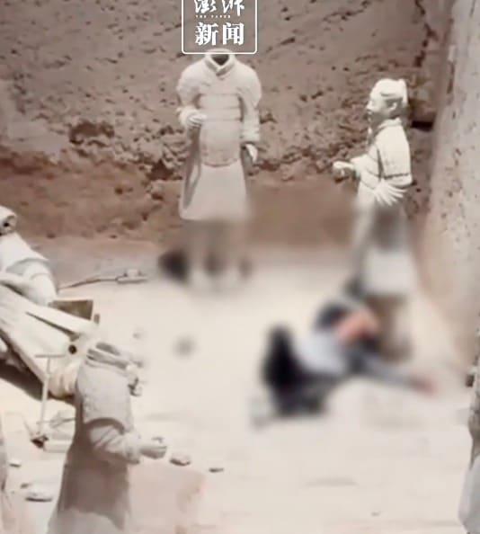 본문 이미지 - 30일 중국 산시성 시안시 진시황릉의 병마용 구덩이에서 한 30대 남성이 병마용을 넘어뜨리고 드러누운 모습. (사진은 펑파이신문 영상 갈무리)