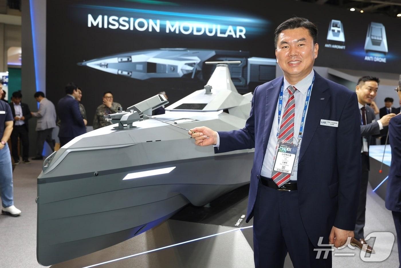 신용화 LIG넥스원 미래전장사업본부장 전무가 29일 부산 벡스코에서 전투용 무인수상정 &#39;해검-X&#39;를 배경으로 사진을 촬영한 모습. LIG넥스원은 전날 이곳에서 개막한 제14회 국제해양방위산업전&#40;MADEX·마덱스&#41;에서 전투용 무인수상정을 처음으로 공개했다. 2025.05.29/뉴스1 김성식 기자