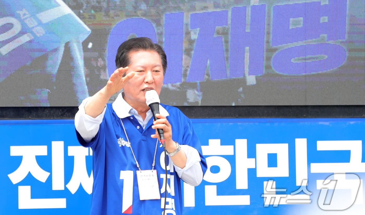 정청래 더불어민주당 골목골목 선대위원장이 31일 전북 전주시 풍남문광장에서 유세 차량에 올라 이재명 후보 지지를 호소하고 있다. 2025.5.31/뉴스1 ⓒ News1 유경석 기자