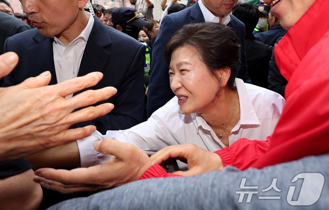 박근혜 전 대통령이 31일 오후 대구 중구 서문시장을 찾아 구름 인파 속을 지나며 시민들과 인사하고 있다. 2025.5.31/뉴스1 ⓒ News1 공정식 기자