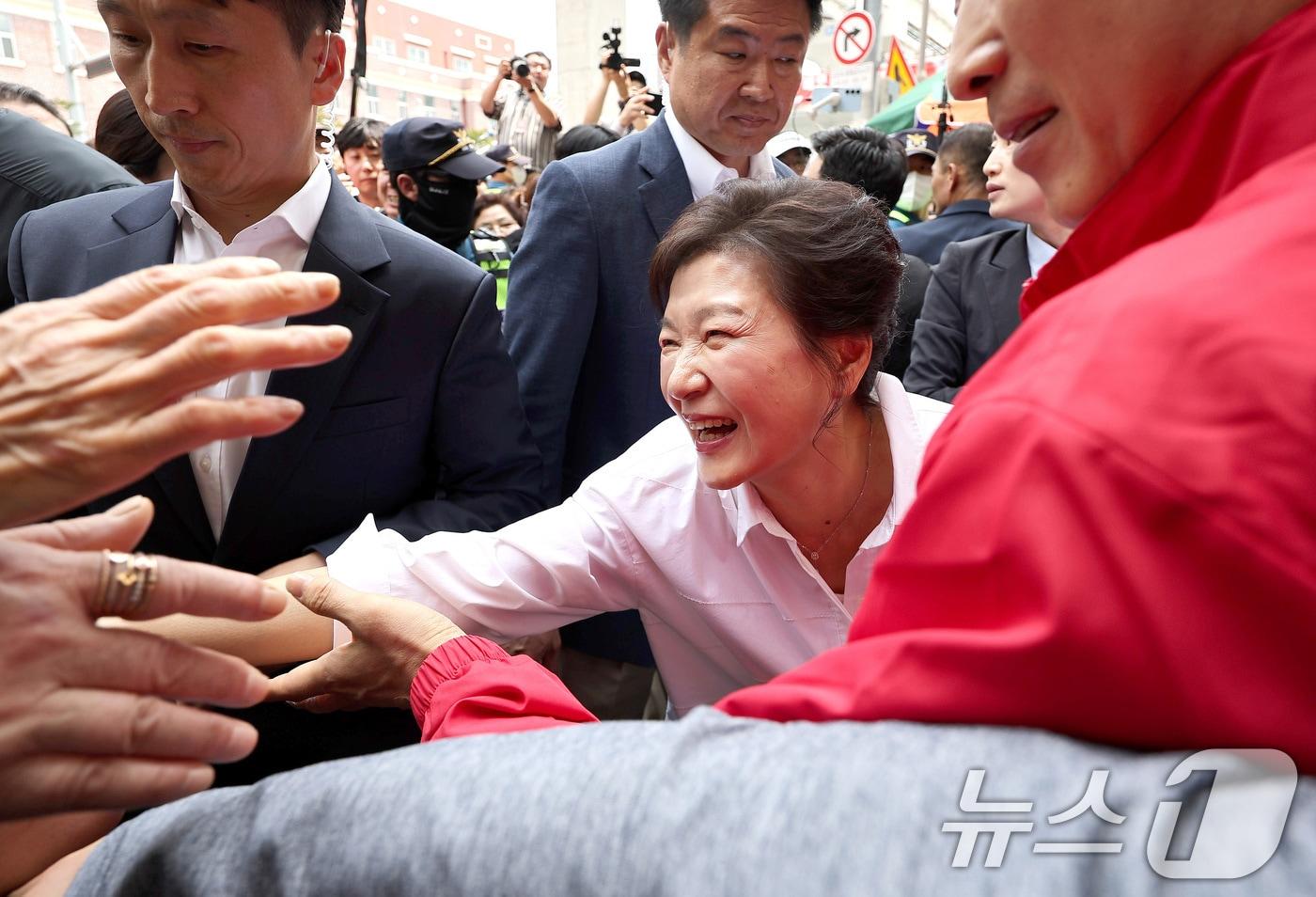 박근혜 전 대통령이 31일 오후 대구 중구 서문시장을 찾아 구름 인파 속을 지나며 시민들과 인사하고 있다. 2025.5.31/뉴스1 ⓒ News1 공정식 기자