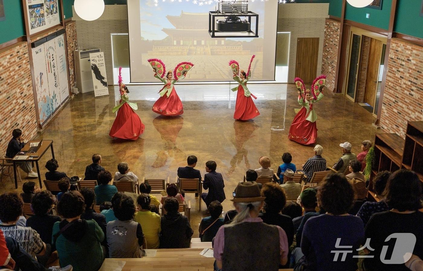 충북 증평군은 도안창고 플러스에서 '찾아가는 문화 공연'을 성황리에 개최했다.(증평군 제공, 재판매 및 DB금지)/뉴스1