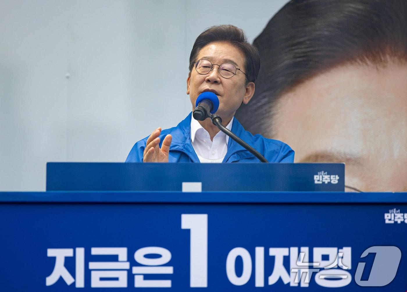 본문 이미지 - 이재명 더불어민주당 대통령 후보가 31일 오후 경기도 평택시 배다리생태공원에서 시민들에게 지지를 호소하고 있다. 2025.5.31/뉴스1 ⓒ News1 이재명 기자