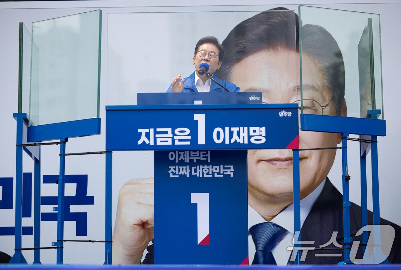 이재명 더불어민주당 대통령 후보가 31일 오후 경기도 평택시 배다리생태공원에서 시민들에게 지지를 호소하고 있다. 2025.5.31/뉴스1 ⓒ News1 이재명 기자