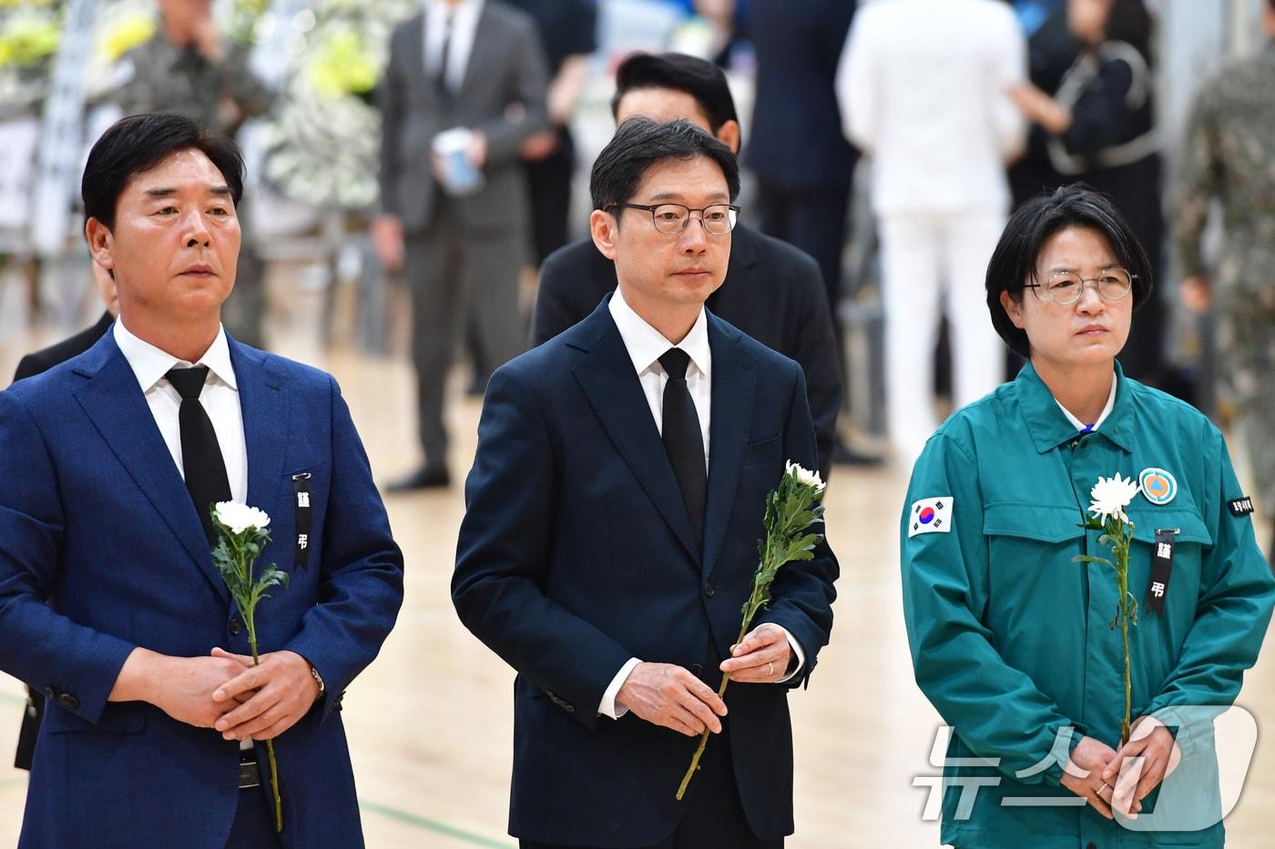 김경수 더불어민주당 제21대 대통령 선거 총괄상임선대위원장이 31일 해군 해상초계기 추락 사고 순직자들의 합동 분향소가 마련된 경북 포항시 남구 해군항공사령부 금익관에서 지역 위원장들과 함께 조뮨하고 있다. ⓒ News1 최창호 기자