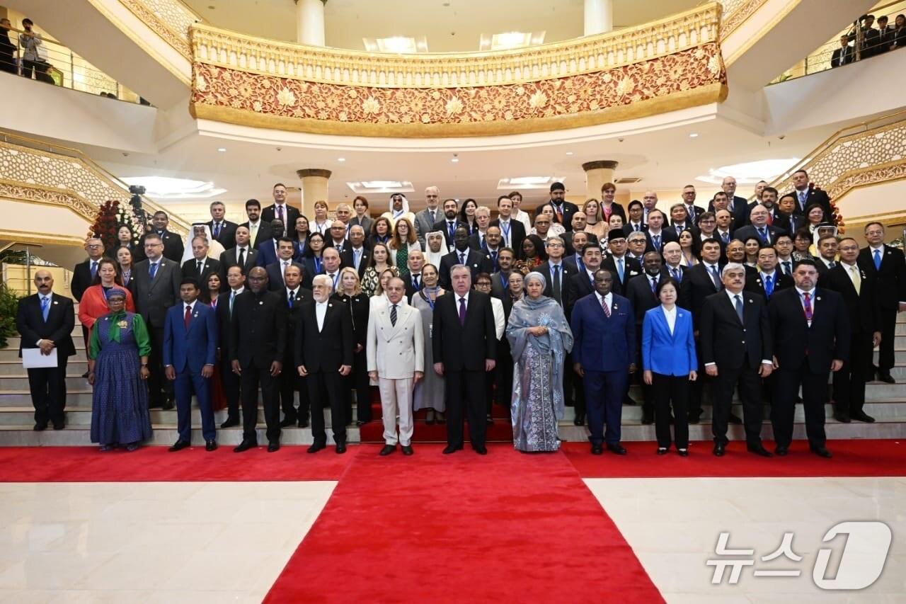 본문 이미지 - 타지키스탄 두샨베에서 개최된 제1차 빙하 보전에 관한 고위급 국제회의 참석자들이 기념촬영을 하고 있다.(외교부 제공)