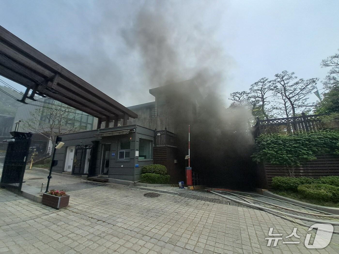 본문 이미지 - 31일 경기 용인시 기흥구 중동 전원주택단지 내 커뮤니티시설 화재(경기도소방재난본부 제공. 재판매 및 DB 금지)/뉴스1