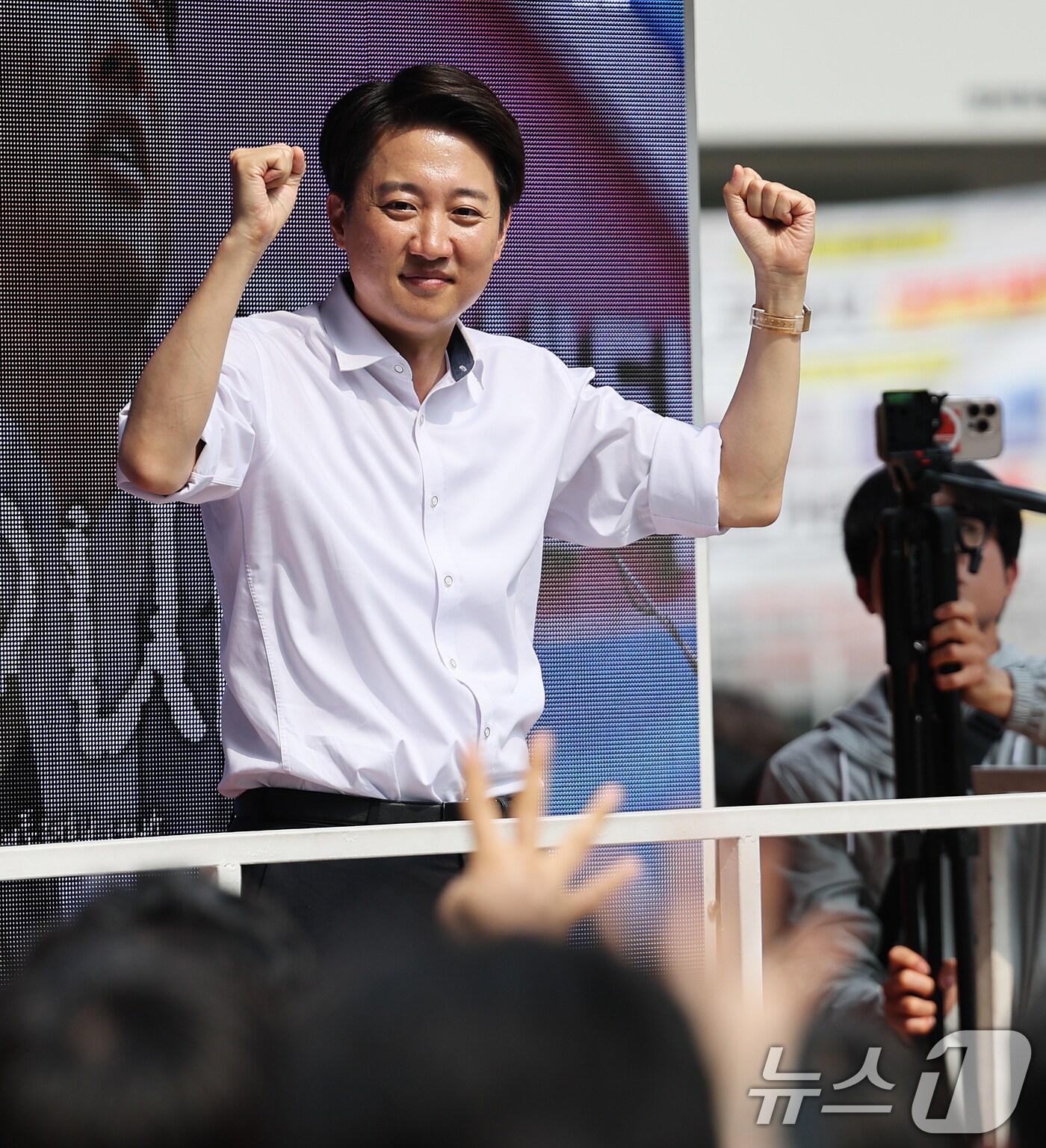 본문 이미지 - 이준석 개혁신당 대통령 후보가 제21대 대통령 선거를 사흘 앞둔 31일 오후 경기 안양시 평촌로데오거리에서 열린 유세에서 막판 지지를 호소하고 있다. 2025.5.31/뉴스1 ⓒ News1 오대일 기자