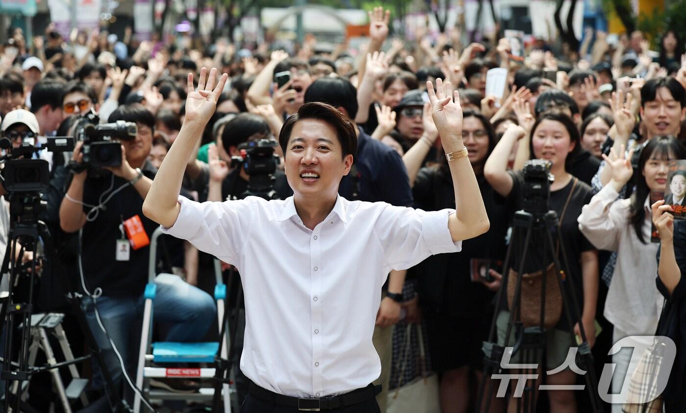 이준석 개혁신당 대통령 후보가 제21대 대통령 선거를 사흘 앞둔 31일 오후 경기 안양시 평촌로데오거리에서 열린 유세에서 막판 지지를 호소하고 있다. 2025.5.31/뉴스1 ⓒ News1 오대일 기자