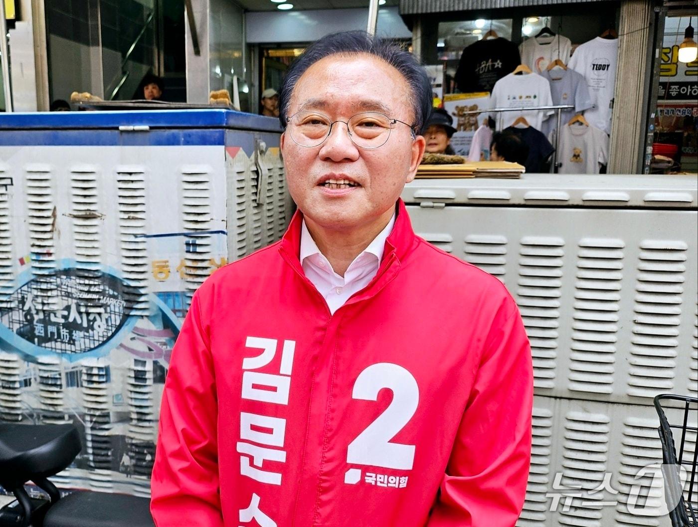 본문 이미지 - 윤재옥 국민의힘 총괄선거대책본부장이 31일 대구 서문시장에서 기자들과 만나 질문에 답하고 있다. 2025.5.31/뉴스1 남승렬 기자