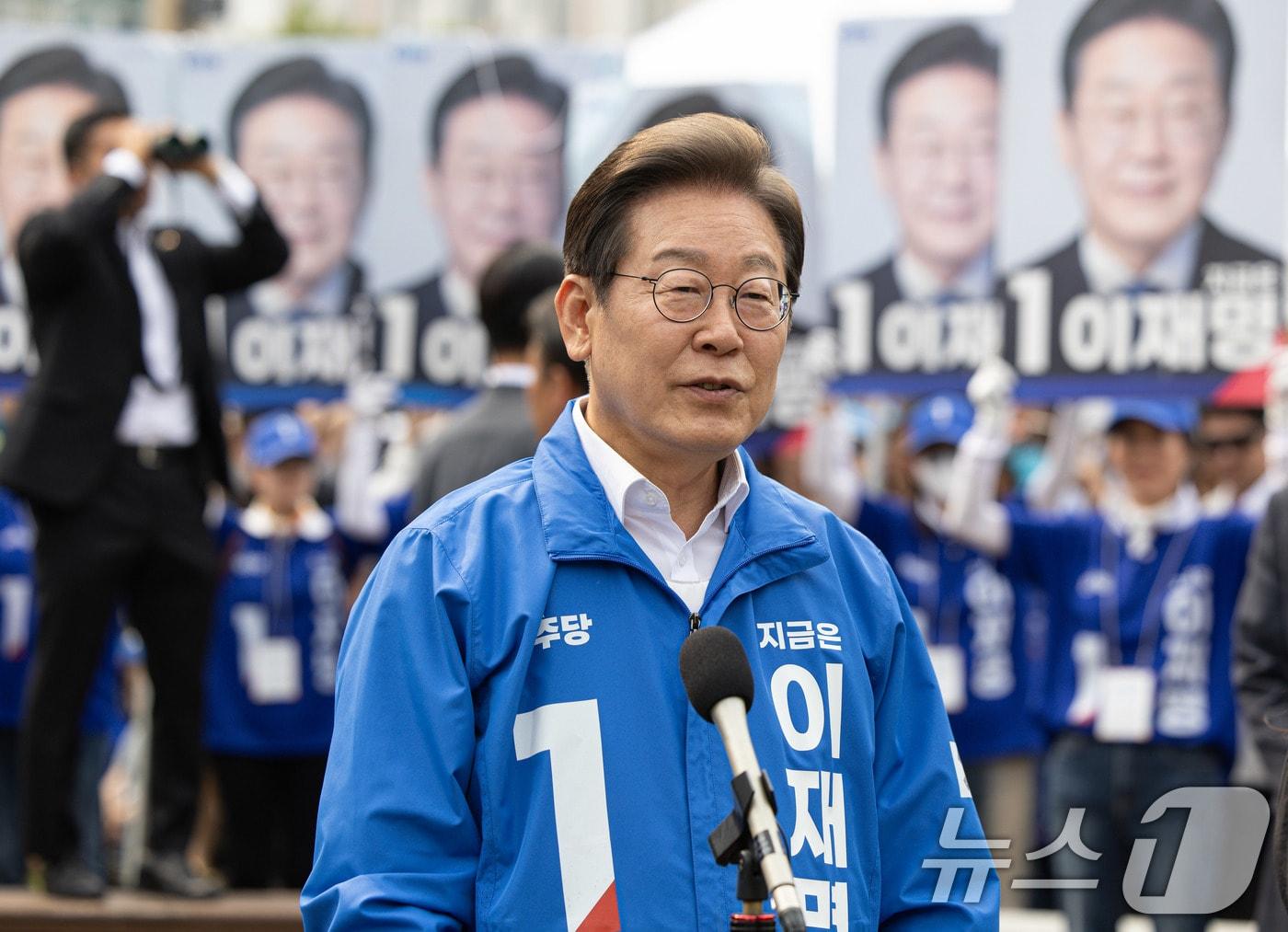 본문 이미지 - 이재명 더불어민주당 대통령 후보가 31일 오후 충북 청주시 오창프라자 앞 광장에서 유세를 마친 후 취재진 질문에 답변하고 있다. ⓒ News1 이재명 기자