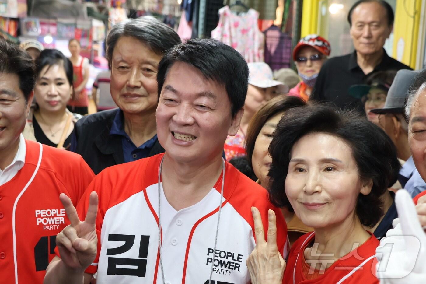 안철수 국민의힘 공동선대위원장과 김문수 대통령 후보 부인 설난영 여사가 31일 서울 은평구 대림골목시장을 찾아 지지를 호소하고 있다. (안철수 의원실 제공, 재판매 및 DB 금지) 2025.5.31/뉴스1