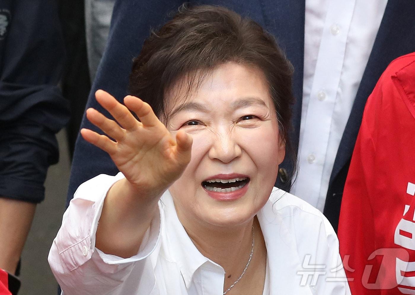 박근혜 전 대통령이 31일 오후 대구 중구 서문시장을 찾아 구름 인파 속을 지나며 시민들과 인사하고 있다. ⓒ News1 공정식 기자