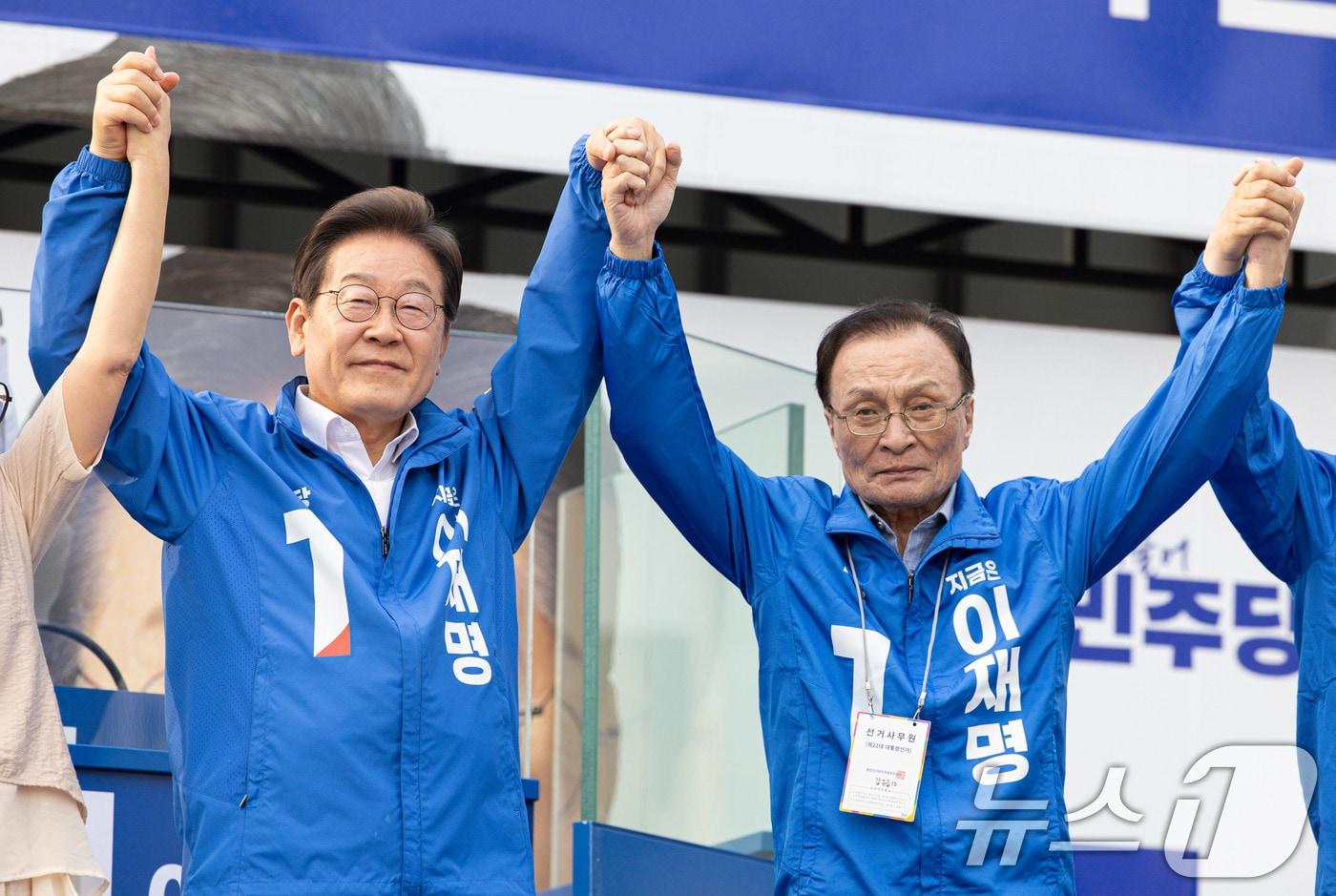 이재명 더불어민주당 대통령 후보가 31일 세종시 나성동 나무그늘광장에서 열린 유세에서 이해찬 고문과 손을 들어올리고 있다. 2025.5.31/뉴스1 ⓒ News1 이재명 기자