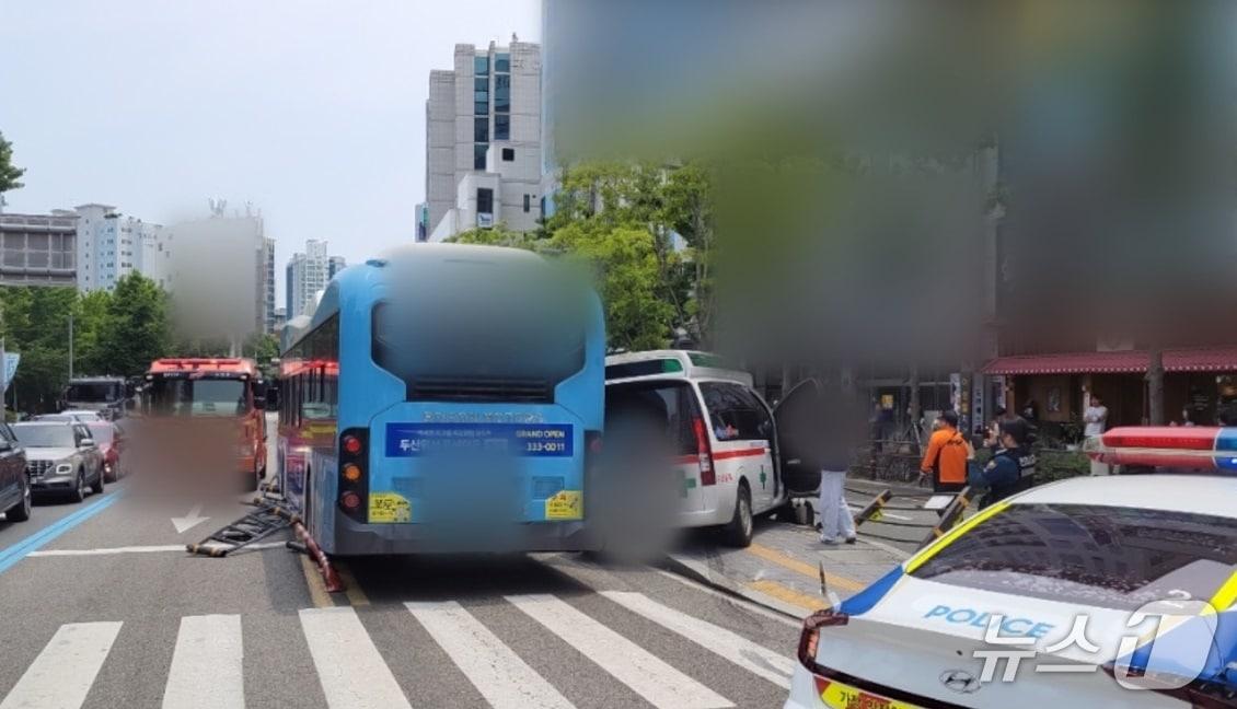 본문 이미지 - 31일 낮 12시2분쯤 부산 동래구 내성교차로에서 동래교차로 방향 도로를 달리던 사설 구급차가 2차로에서 1차로인 버스전용차로로 진입하다 주행 중인 시내버스와 충돌했다. 사진은 사고현장 모습(부산동래경찰서 제공. 재판매 및 DB금지)