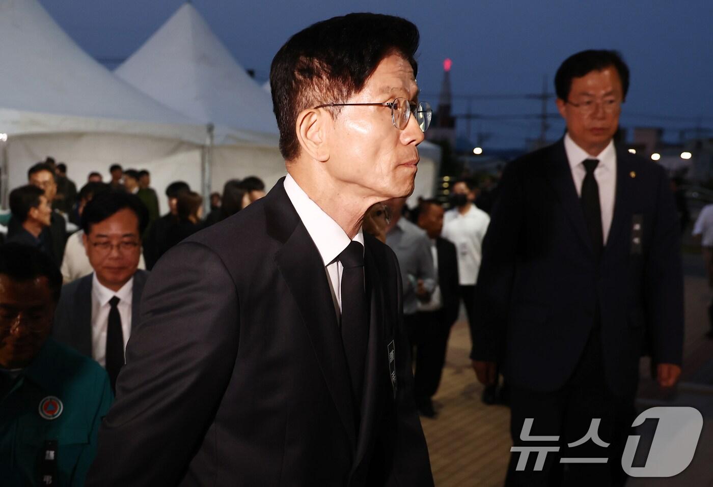 김문수 국민의힘 대통령 후보가 31일 경북 포항시 해군 항공사령부 금익관에 마련된 &#39;해군 P-3CK 917호기 순직자 합동분향소&#39;를 조문하고 있다. 2025.5.31/뉴스1 ⓒ News1 김민지 기자