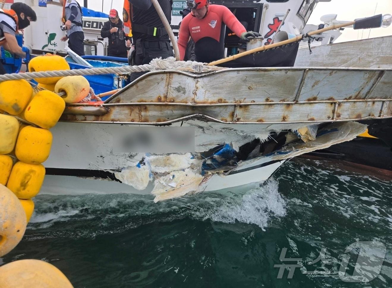 본문 이미지 - 31일 오후 5시 19분쯤 전남 여수시 소경도 남서쪽 해상에서 낚시어선과 어선이 출동해 해경이 사고 수습을 하고 있다.(여수해경 제공. 재판매 및 DB 금지)