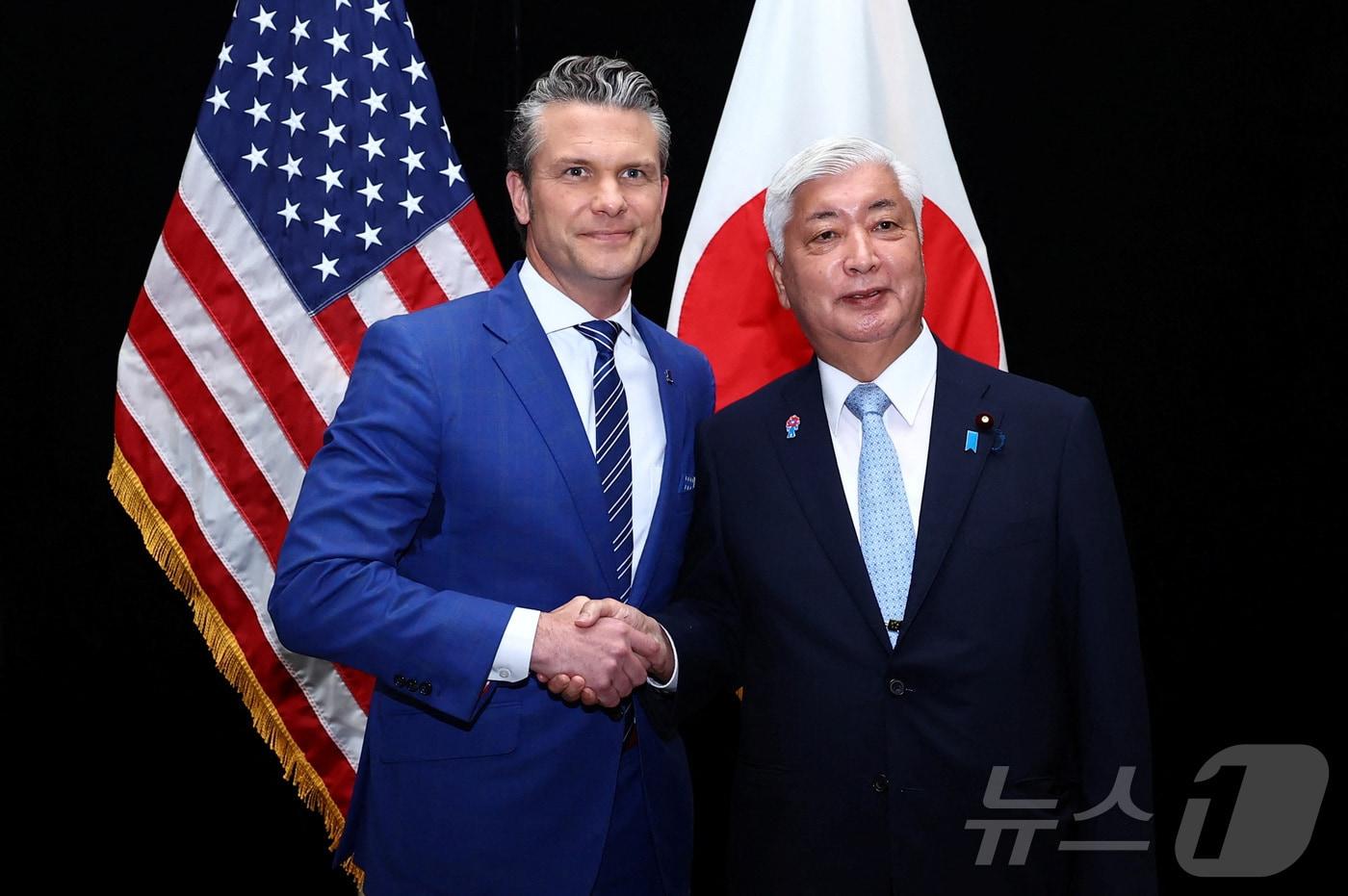 31일(현지시간) 피트 헤그세스 미국 국방장관과 나카타니 겐 일본 방위상이 싱가포르에서 열린 제22차 아시아안보회의(샹그릴라 대화)를 계기로 만나 악수하고 있다. 2025.05.31 ⓒ 로이터=뉴스1 ⓒ News1 김지완 기자