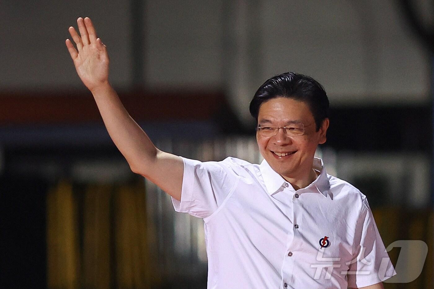 로런스 웡 싱가포르 총리가 3일&#40;현지시간&#41; 싱가포르 총선 당일 인민행동당 지지자들을 위한 집회 장소에 도착해 손을 들어 보이며 화답하고 있다. ⓒ 로이터=뉴스1 ⓒ News1 류정민 특파원