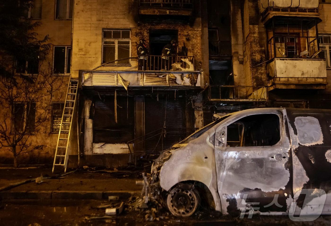 본문 이미지 - 2일(현지시간) 우크라이나 하르키우에서 러시아 군의 드론 공격을 받아 불에 탄 건물과 부서진 차량이 보인다. 2025.05.04 ⓒ 로이터=뉴스1 ⓒ News1 우동명 기자