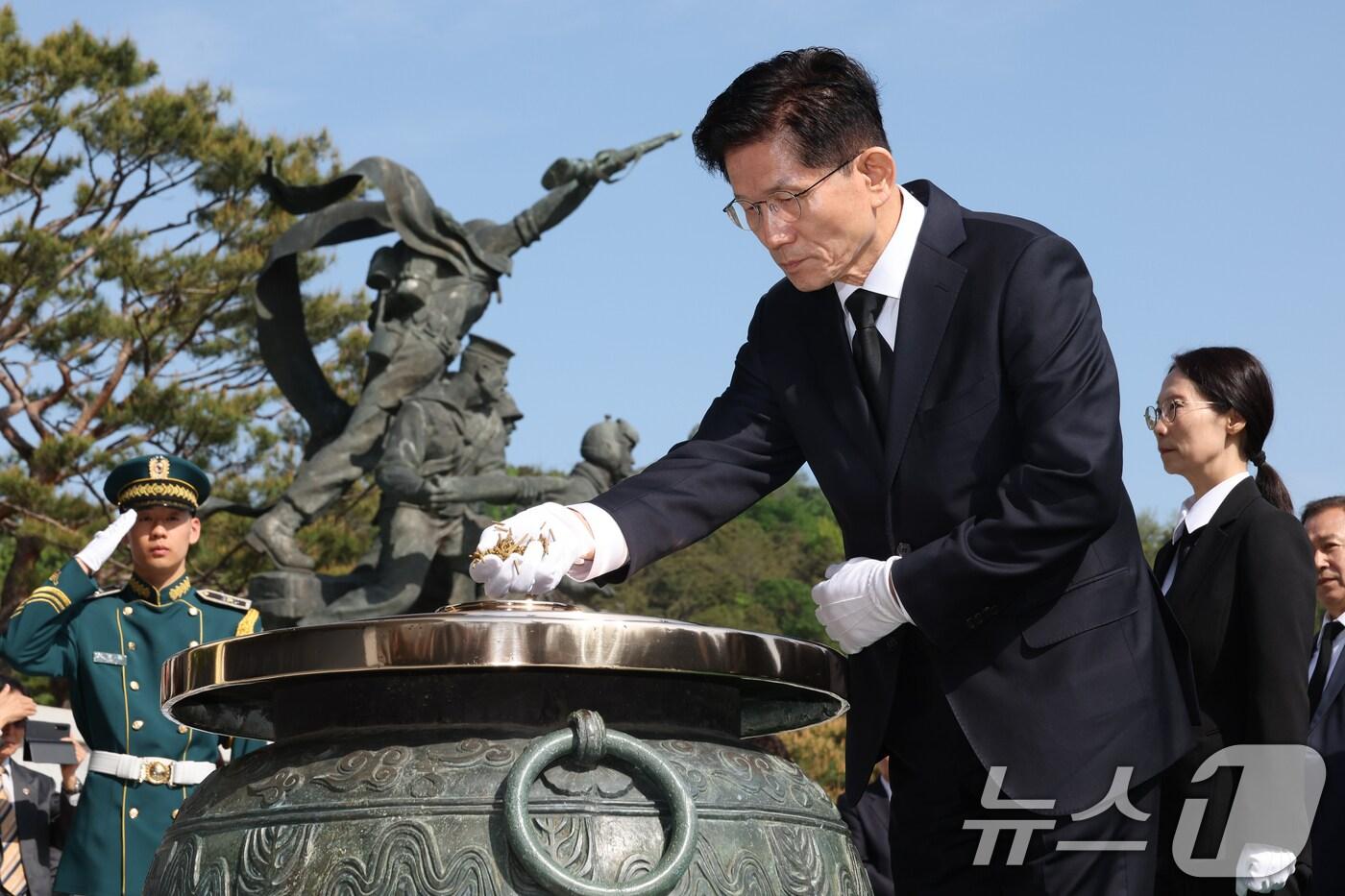 본문 이미지 - 김문수 국민의힘 대통령 후보가 4일 오전 서울 동작구 국립서울현충원 현충탑에서 분향하고 있다. 2025.5.4/뉴스1 ⓒ News1 안은나 기자