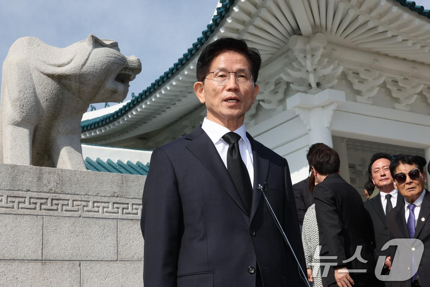 김문수 국민의힘 대통령 후보가 4일 오전 서울 동작구 국립서울현충원을 찾아 현충탑 참배를 마친 뒤 백브리핑을 하고 있다. ⓒ News1 안은나 기자